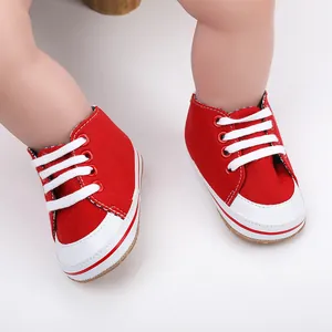 Detailopname van rood-witte hoge canvas baby loopschoenen voor peuters en baby's