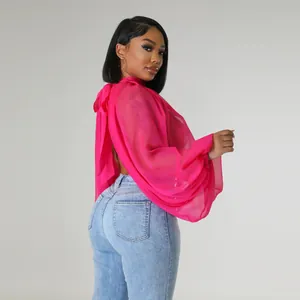 Elegante camicetta in chiffon rosa acceso con maniche a pipistrello e un raffinato fiocco