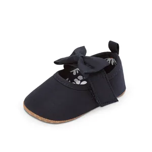 Zapatos de princesa azul marino para bebé niña con suelas blandas y lazo decorativo.