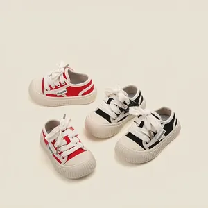 Baskets en toile pour bébés, chaussures de marche souples en rouge et noir design