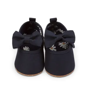 Vista detallada de zapatos de princesa para bebé azul con lazo y suela blanda