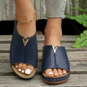Elegantes sandalias de cuña bohemias azul marino con motivos calados y hebilla V dorada
