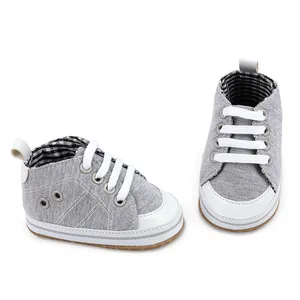 Comfortabele grijze katoenen babyloopschoenen met witte kunstlederen details en ruitvoering
