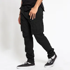Vue détaillée d'un pantalon cargo noir pour homme avec poches latérales et coupe droite.