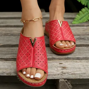 Elegantes sandalias bohemias rojas con cuña, plataforma con detalles calados y V dorada