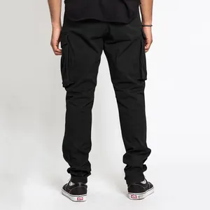 Vue arrière d'un pantalon cargo noir pour homme avec plusieurs poches et coupe slim