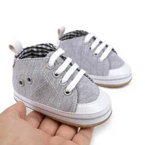 Grijze jersey baby wandelschoenen met witte veters en een contrasterende neuskap