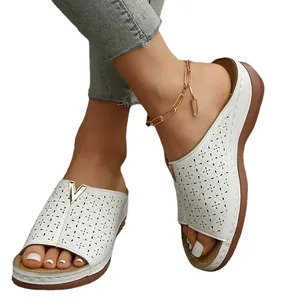 Sandalias de cuña blancas y cómodas con patrones recortados bohemios y punta abierta para mujer.