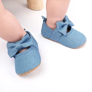 Primer plano de zapatos de princesa de mezclilla para bebé niña con suela blanda