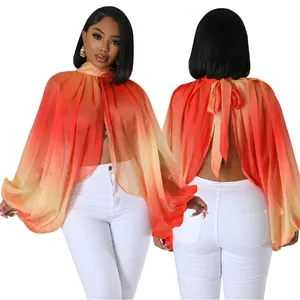 Vista frontale e posteriore di una camicetta estiva in chiffon sfumato arancione con lacci