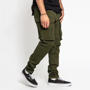 Vue latérale du pantalon cargo vert olive avec design multi-poches et coupe ajustée