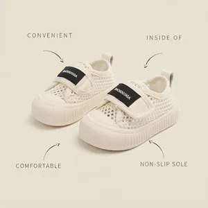 Sneaker in mesh traspirante per bambini con suola antiscivolo e chiusura a strappo