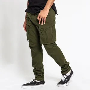 Vue détaillée d'un pantalon cargo homme vert olive à poches multiples et coupe droite