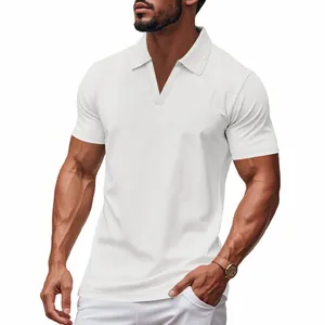 Detail van de witte wafelgebreide textuur op het casual herenpoloshirt met korte mouwen