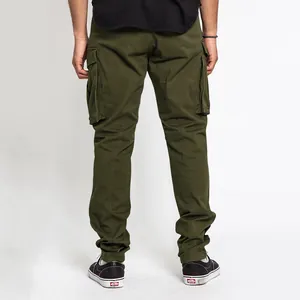 Vue arrière détaillée d'un pantalon cargo homme vert olive à poches multiples