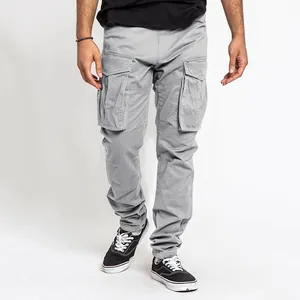 Vue de face d'un pantalon cargo gris ample pour hommes avec de multiples poches
