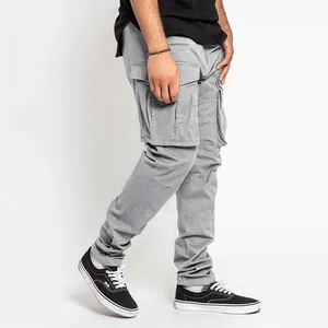 Vue détaillée du pantalon cargo gris à plusieurs poches pour hommes, style urbain