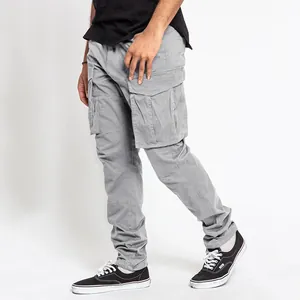 Détail du pantalon cargo pour homme à poches multiples en gris clair