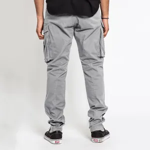Vue arrière d'un pantalon cargo gris pour homme avec poches multiples et coupe droite