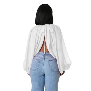 Vista posteriore dettagliata del top a mantella in chiffon bianco con design a lacci
