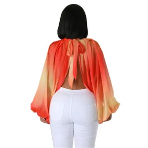 Vista posteriore di una blusa estiva in chiffon sfumato con maniche a pipistrello