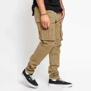 Vue détaillée de côté du pantalon cargo kaki à plusieurs poches pour hommes coupe droite