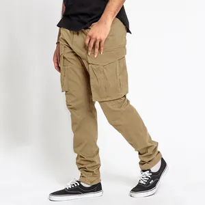 Vue de côté du pantalon cargo kaki pour hommes avec grandes poches et coupe droite