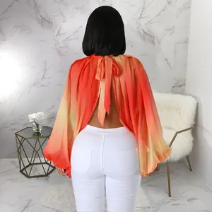 Vista posteriore di una blusa in chiffon arancione sfumato con maniche a pipistrello