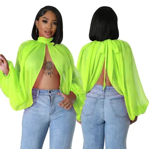 Dettaglio fronte e retro della camicetta in chiffon verde lime con maniche a pipistrello.