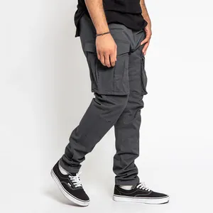 Vue latérale d'un pantalon cargo gris anthracite pour homme avec poches et coupe droite