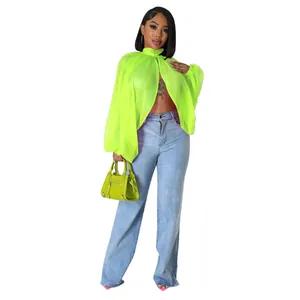 Modella indossa una camicetta in chiffon verde neon con maniche a pipistrello