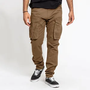 Pantalon cargo marron pour homme avec plusieurs poches et une coupe droite et ajustée
