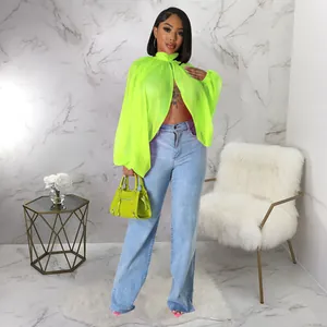 Modella che indossa il top in chiffon verde neon in un moderno interno in marmo
