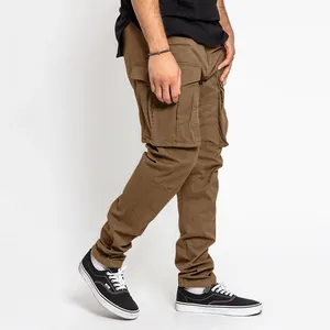 Vue latérale montrant la texture détaillée et les grandes poches de ce pantalon cargo