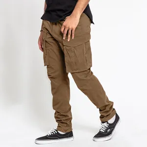 Vue détaillée du pantalon cargo marron pour homme avec de grandes poches latérales