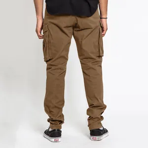 Vue arrière détaillée du pantalon cargo marron à poches multiples pour homme coupe droite