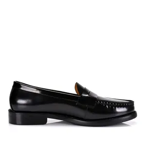 Perfil lateral de un mocasín clásico de cuero negro para hombre con un acabado pulido