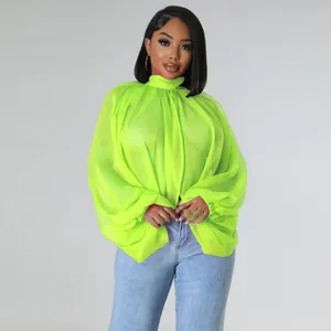 Top in chiffon velato verde neon con maniche a pipistrello oversize e collo a lupetto alla moda
