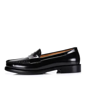 Vista lateral detallada de mocasines clásicos de cuero negro para hombre estilo casual