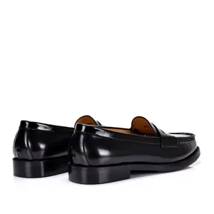 Vista trasera de mocasines clásicos de cuero negro para hombre, estilo business casual.