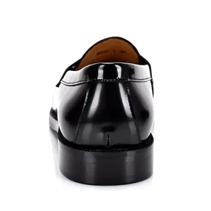 Vista trasera de mocasines clásicos de charol negro con detalles en talón y acabado brillante