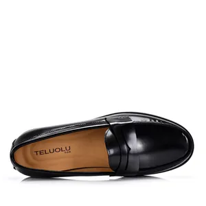 Vista superior de mocasines clásicos de cuero negro para hombre con acabado pulido