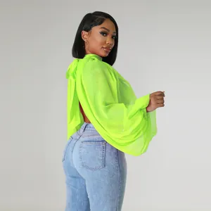 Vista posteriore di una blusa in chiffon verde neon con maniche a lanterna e fiocco.