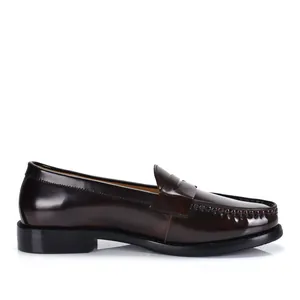 Vista de perfil lateral de mocasín de cuero marrón oscuro con acabado brillante y costuras