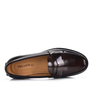 Primer plano de mocasines de cuero marrón oscuro de estilo británico retro con acabado brillante