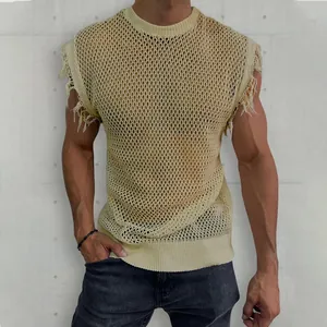 Detailansicht der beigen Strickweste für Herren mit Hohlmaschen und Fransenärmeln