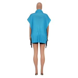Coprispalle da donna oversize plissettato turchese con collo alto visto dalla parte posteriore