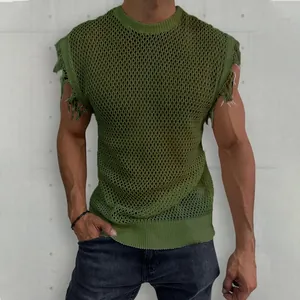 Nahaufnahme einer grünen Strickweste aus Netzstoff für Herren mit ausgefransten Kanten