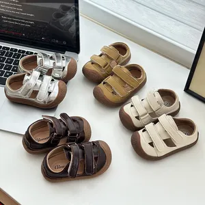 Détail de sandales respirantes pour bébé à semelle souple en plusieurs couleurs