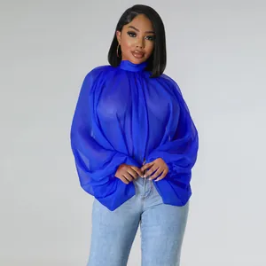 Elegante top in chiffon blu trasparente con maniche a pipistrello e collo alto.